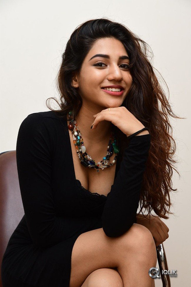 Sonakshi-Singh-Hot-Pics